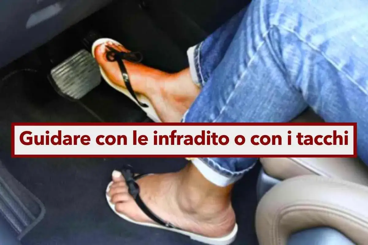 Piede che preme l'acceleratore con infradito. Si può guidare in ciabatte, ma attenzione alla sicurezza!