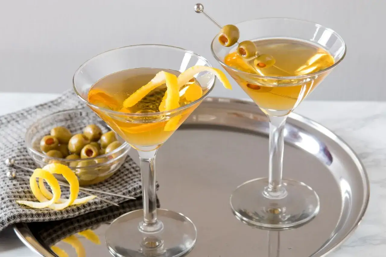 Dwa eleganckie martini z oliwkami i skórką cytrynową. Idealne na wieczór, gdy chcesz dowiedzieć się, jak zrobic martini.