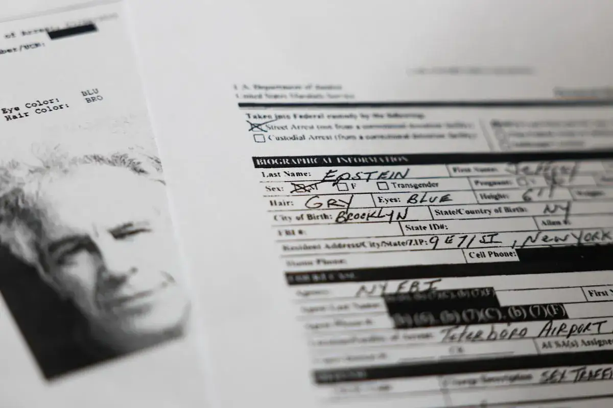 Zdjęcie przedstawia dokument z danymi biograficznymi, na którym widnieje nazwisko Epstein. Kto to? To Jeffrey Epstein, finansista i skazany przestępca seksualny.