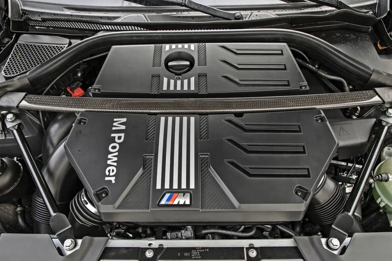 Silnik M Power w BMW X3. Zastanawiasz się, jaki silnik wybrać? Ten widok pod maską może pomóc w decyzji.
