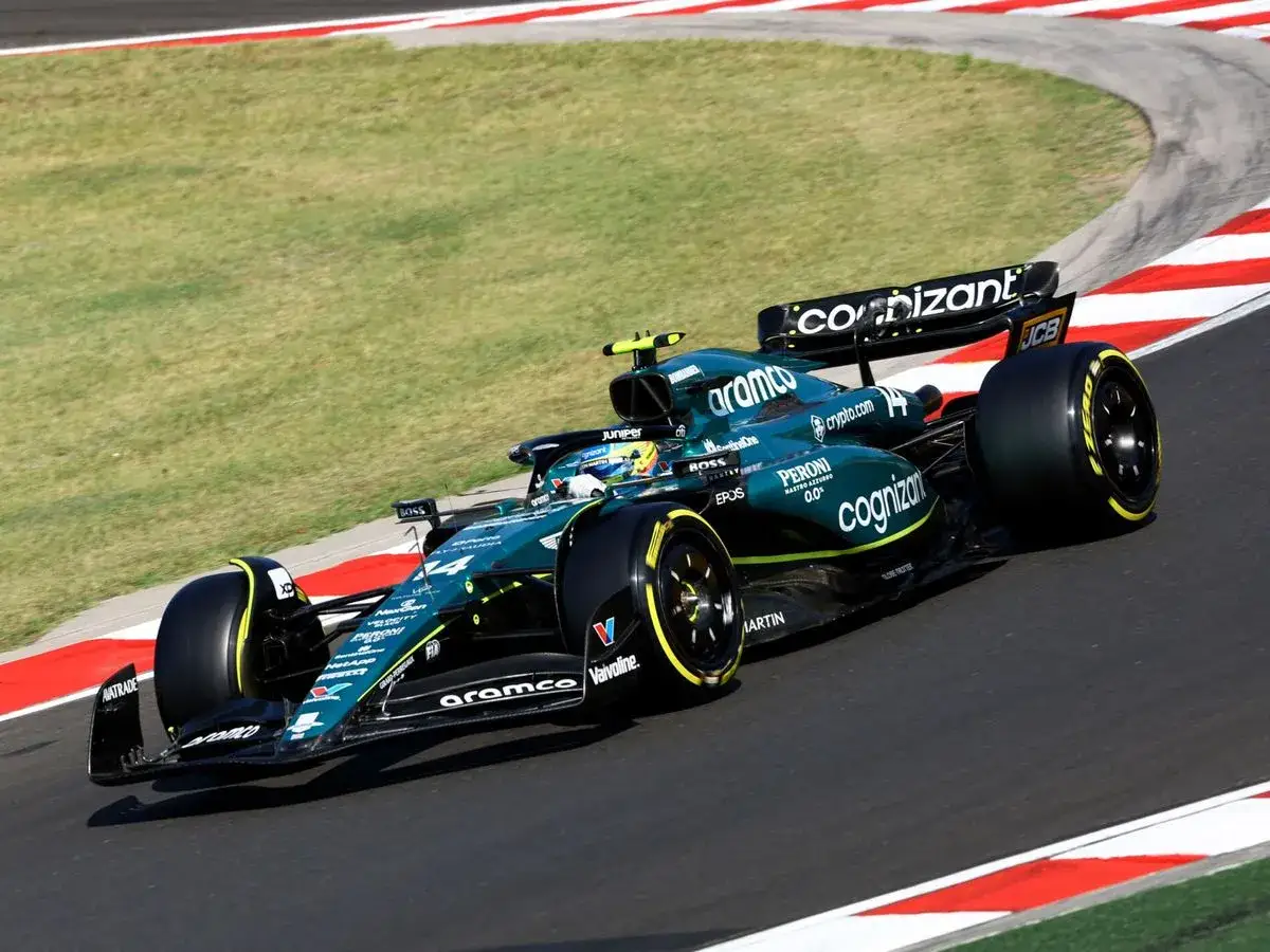 Coche Aston Martin de Fernando Alonso en pista. Noticias de Fernando Alonso.