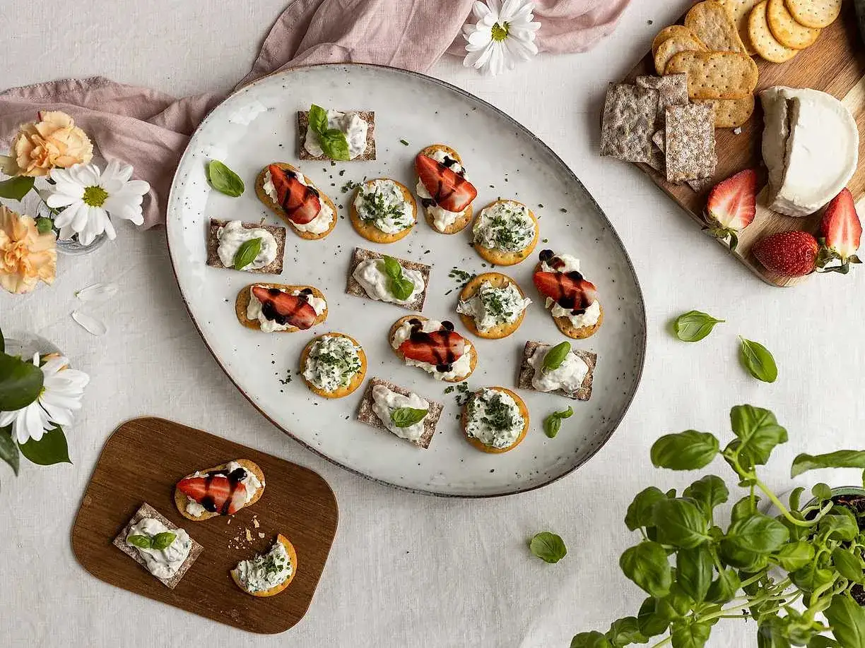 Enkla snittar till många: kex med krämig topping, färska örter och jordgubbar. Perfekt för festen!