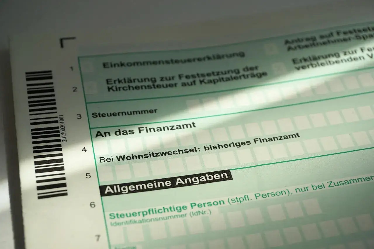 Formular für die Einkommensteuererklärung. Hier werden allgemeine Angaben und die Steuernummer für das Finanzamt eingetragen. Ein möglicher Einspruch Steuerbescheid beginnt hier.