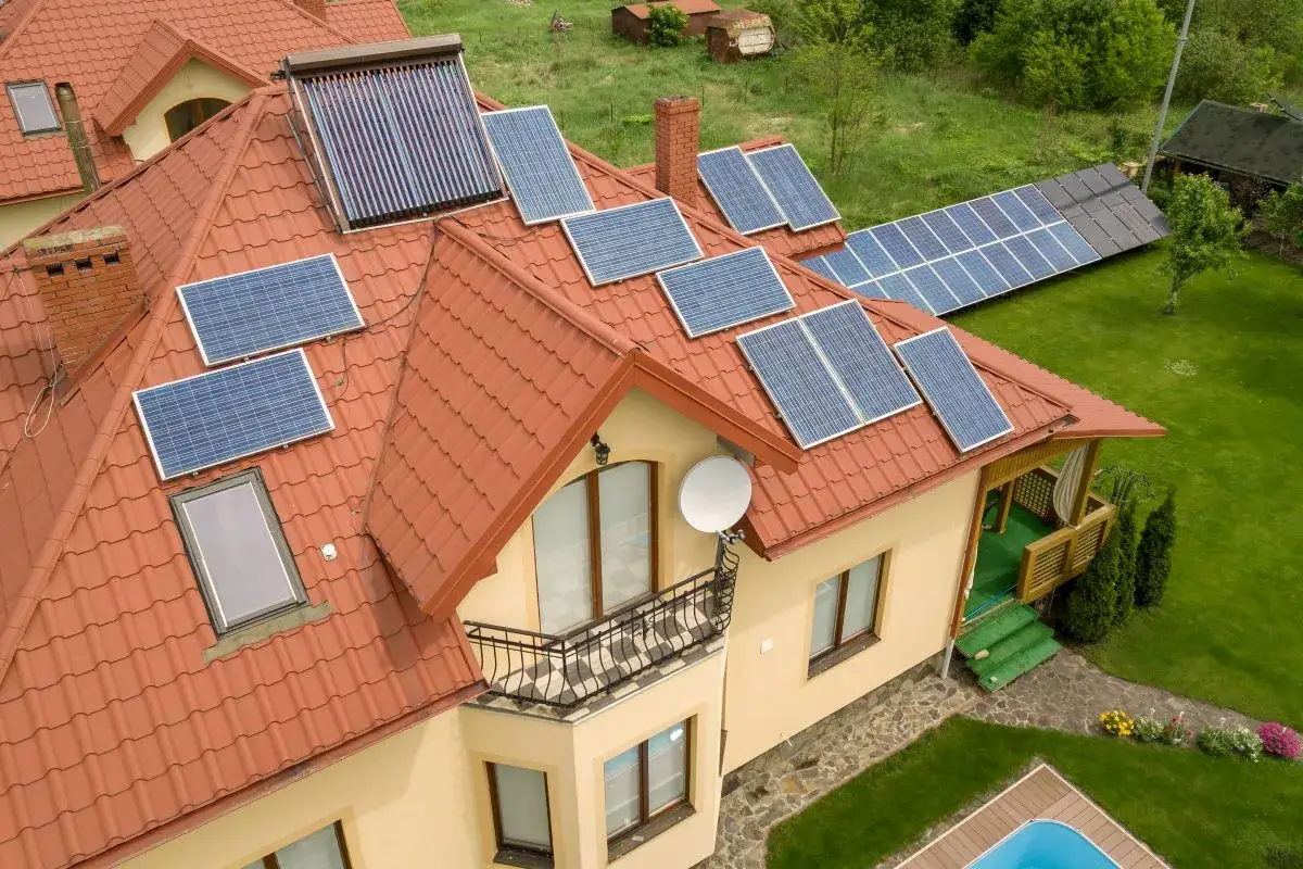 Dom z panelami fotowoltaicznymi na dachu. Czy solary można odliczyć od podatku? Inwestycja w zieloną energię.