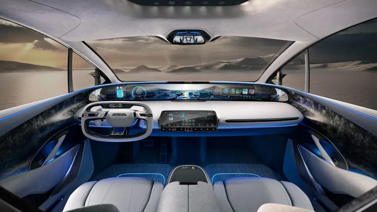 Interni futuristici del Deepal S05 con schermi digitali, illuminazione ambientale blu e un paesaggio desertico all'esterno.