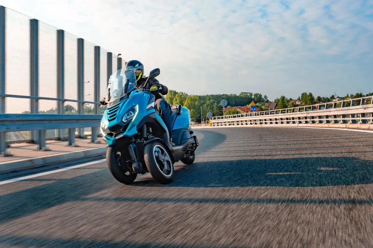 Jeżdżący na niebieskim trójkołowcu motocyklu, zastanawiasz się, jakie prawo jazdy na motor 1000?