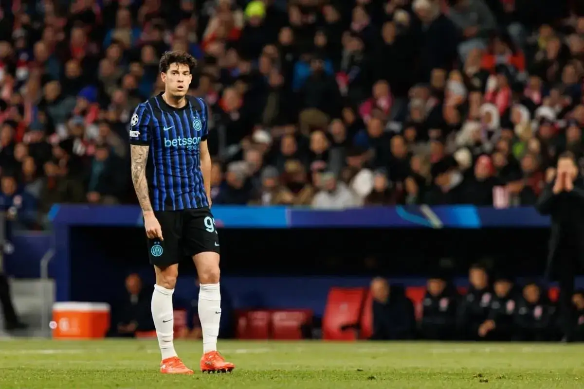 Piłkarz Interu Mediolan z numerem 9 na koszulce, wpatrzony w dal, podczas meczu, który mógł wpłynąć na rankingi Inter Mediolan – Atalanta.
