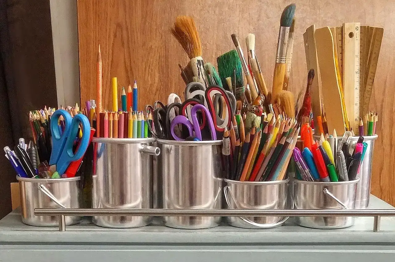 Un joyeux d&eacute;sordre d'outils cr&eacute;atifs : crayons, ciseaux, pinceaux et r&egrave;gles, un v&eacute;ritable lexique dessin pr&ecirc;t &agrave; l'emploi.
