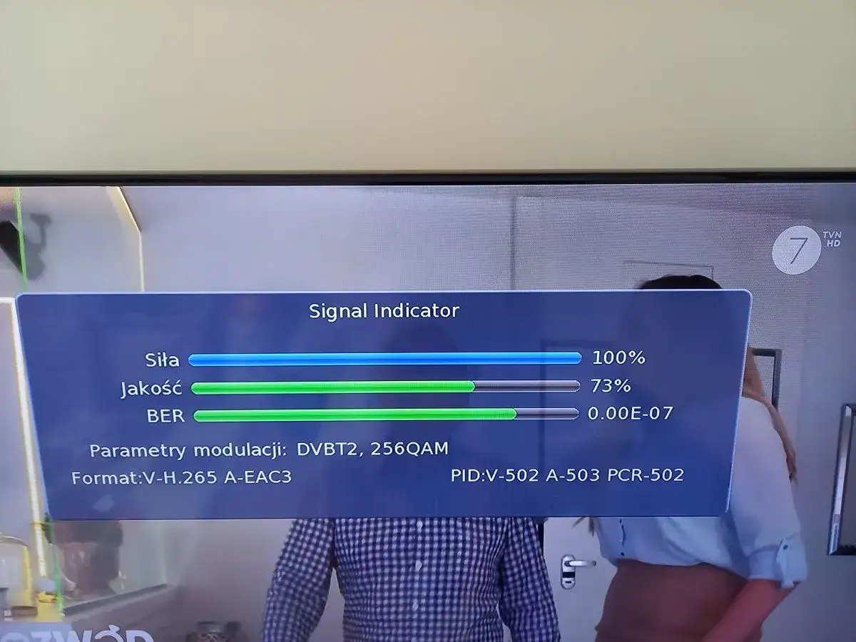Ekran telewizora pokazuje, jak sprawdzić siłę sygnału anteny: Siła 100%, Jakość 73%, BER 0.00E-07.