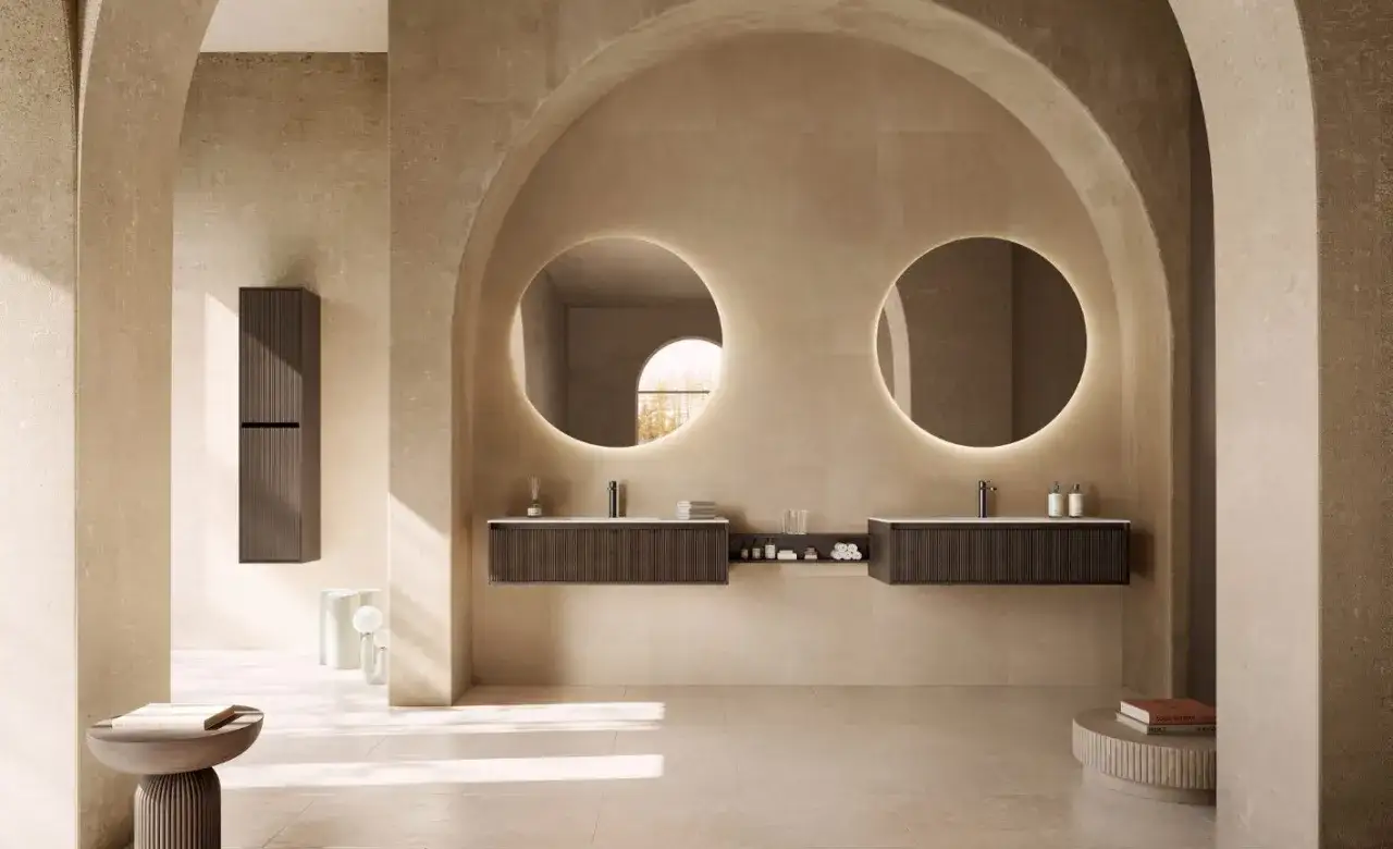 &Eacute;l&eacute;gante salle de bain m&eacute;diterran&eacute;enne avec deux lavabos suspendus, miroirs ronds lumineux et armoire murale.
