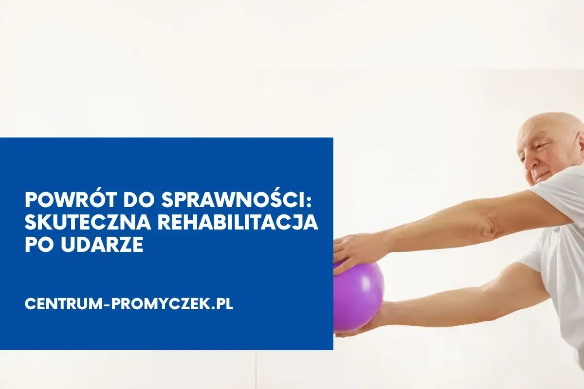 Starszy mężczyzna ćwiczy z fioletową piłką, odzyskując sprawność po udarze. Dowiedz się, ile trwa rehabilitacja.