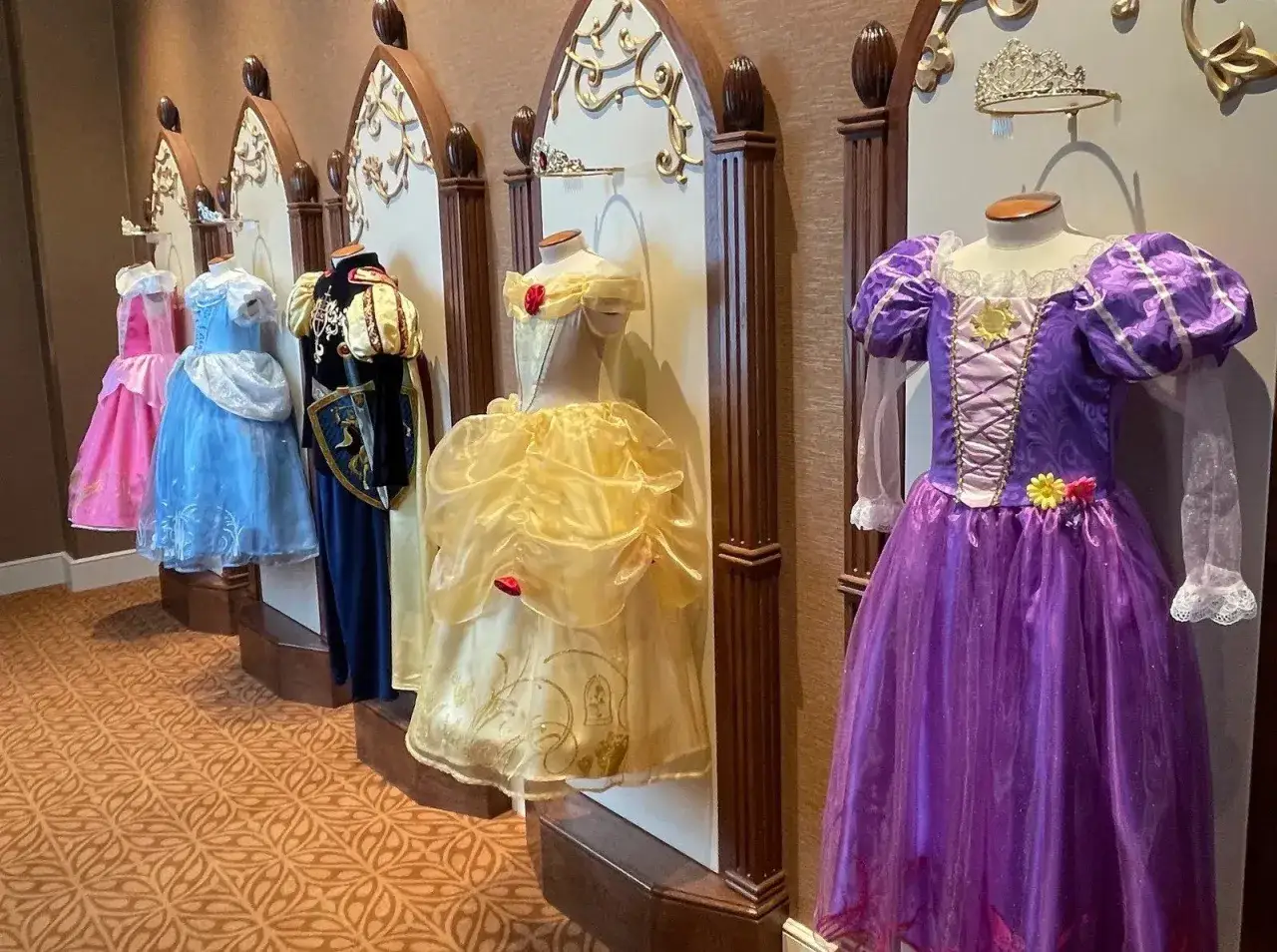 Trajes de princesas de Disneyland Paris: Aurora, Cenicienta, Bella y Rapunzel.