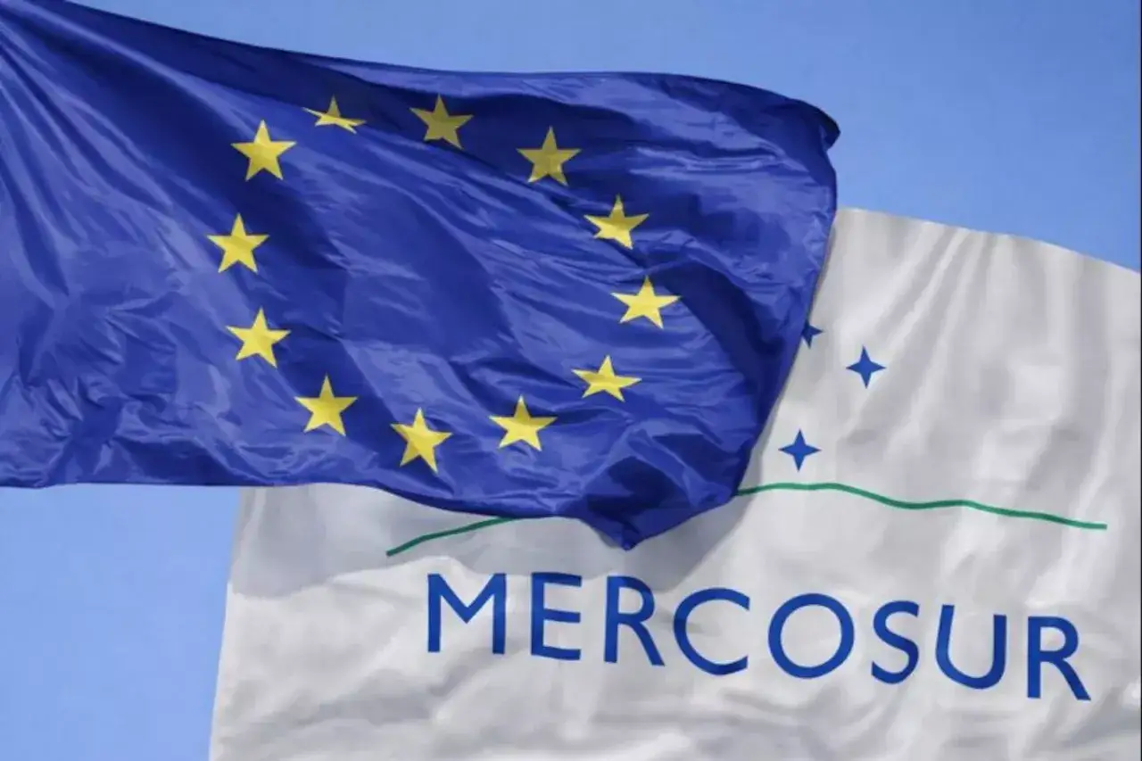 Flaga UE i Mercosur powiewają na wietrze, symbolizując potencjalną umowę między blokami.