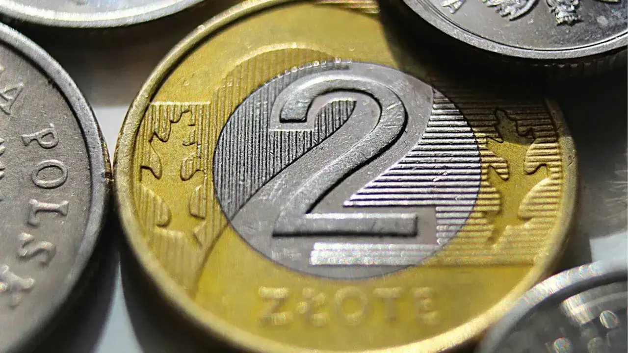 Dwie monety dwuzłotowe, jedna z nich z widoczną cyfrą 