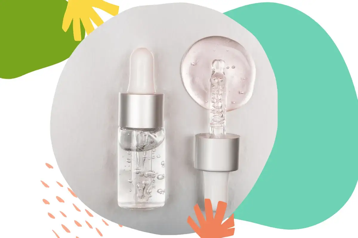 kobieta nakładająca serum na wilgotną skórę