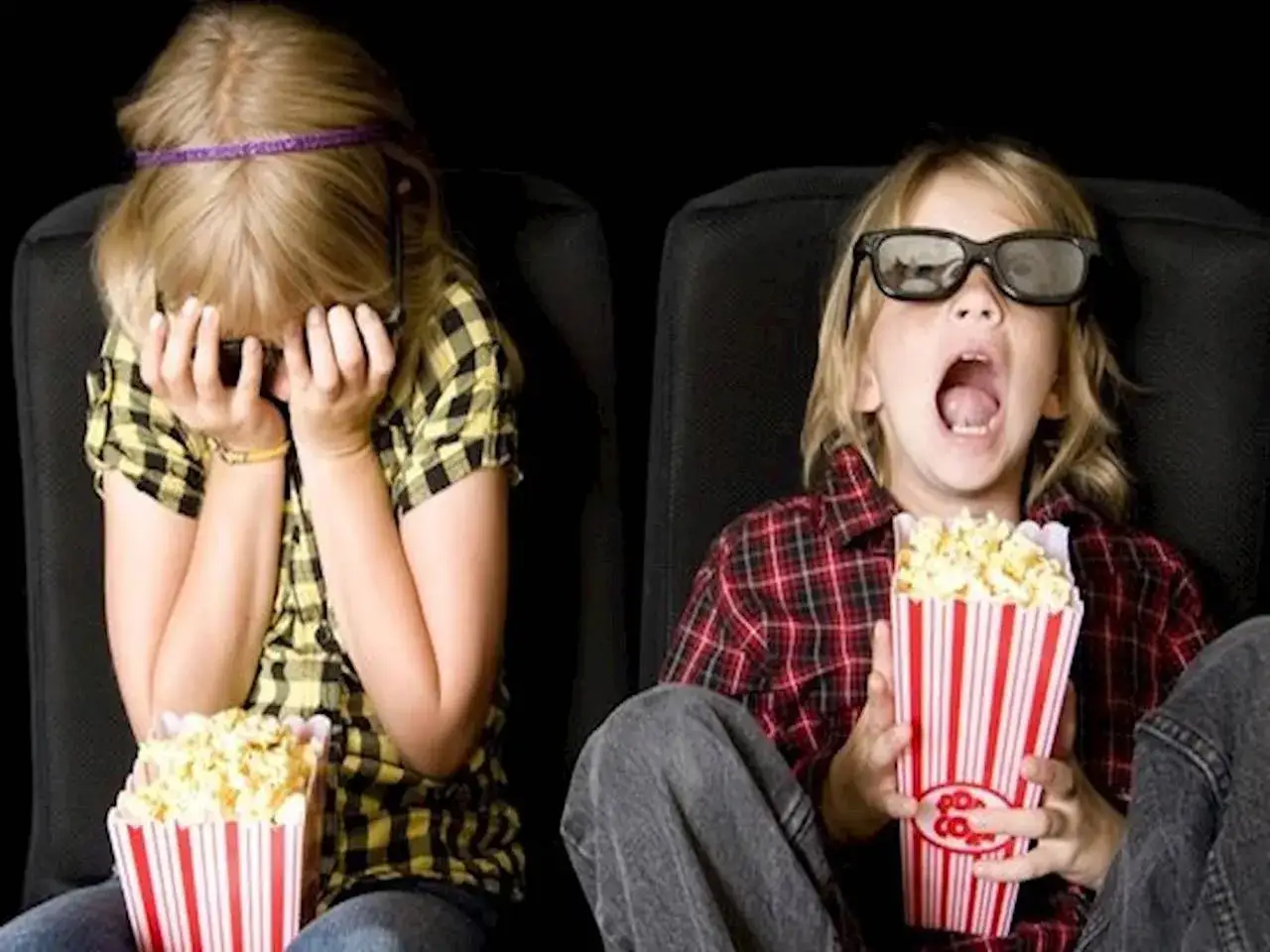 Dzieci w kinie, kiedy pierwszy raz do kina z dzieckiem. Jedno zakrywa twarz, drugie z popcornem w szoku.