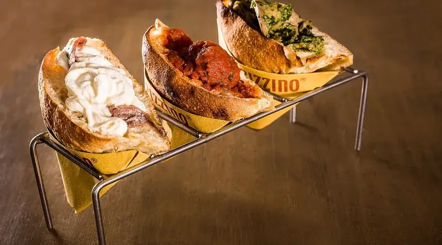 Rzymski street food pizza al taglio supplì trapizzino