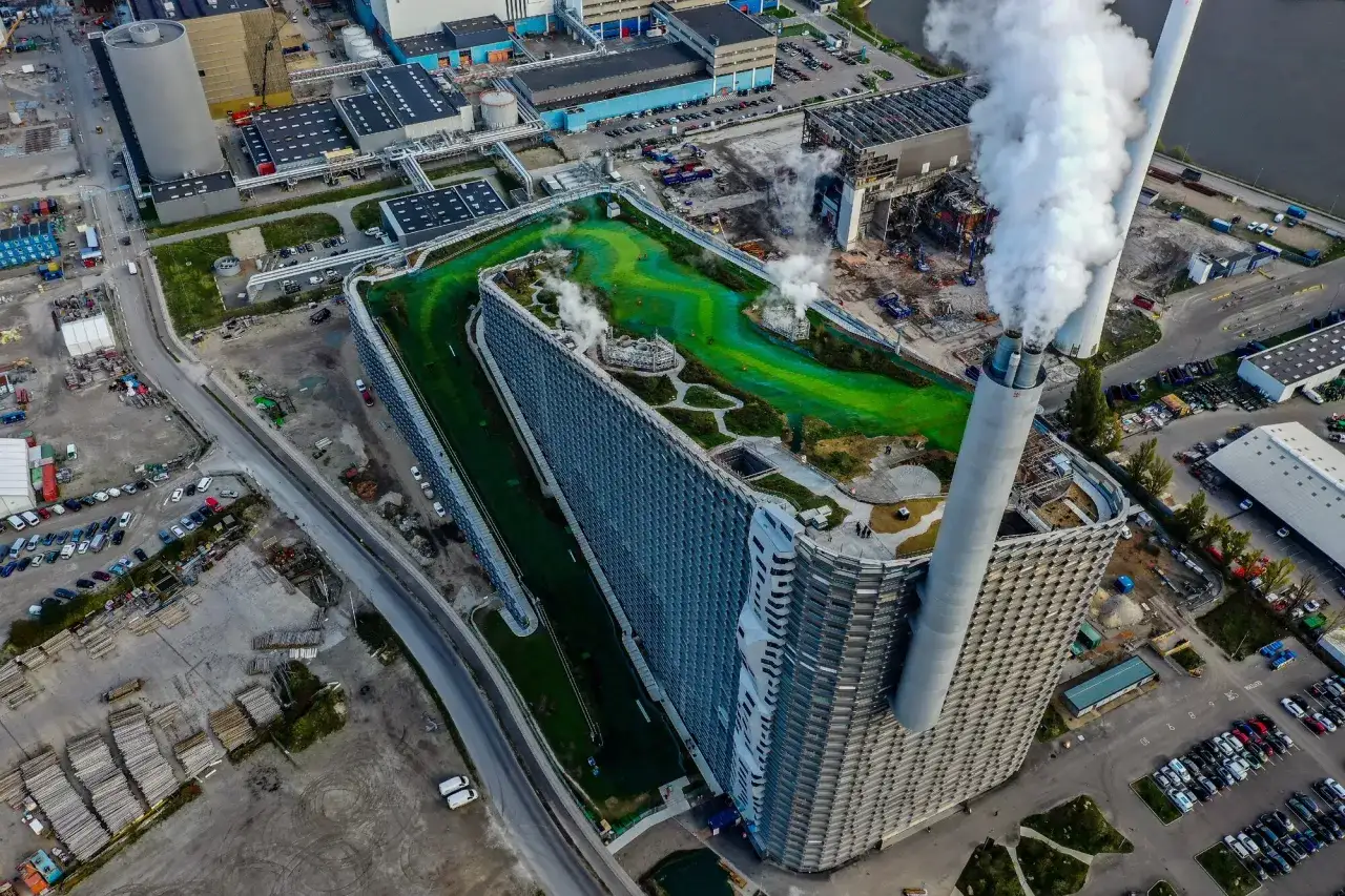Kopenhaga nietypowe miejsca: spalarnia śmieci z zielonym dachem i stokiem narciarskim. Dymiące kominy i futurystyczna architektura.