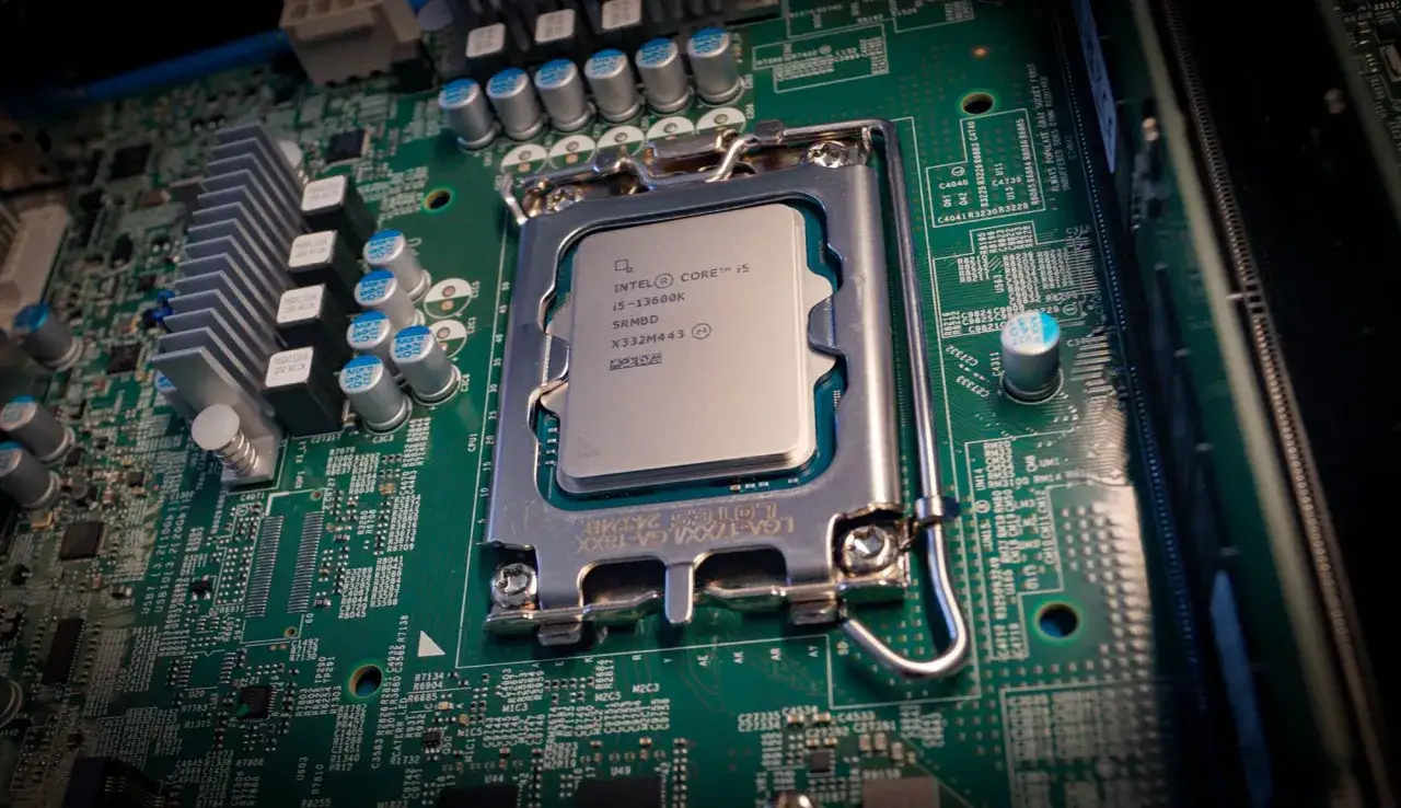 Procesador Intel Core i5 en una placa base, listo para potenciar tu equipo.