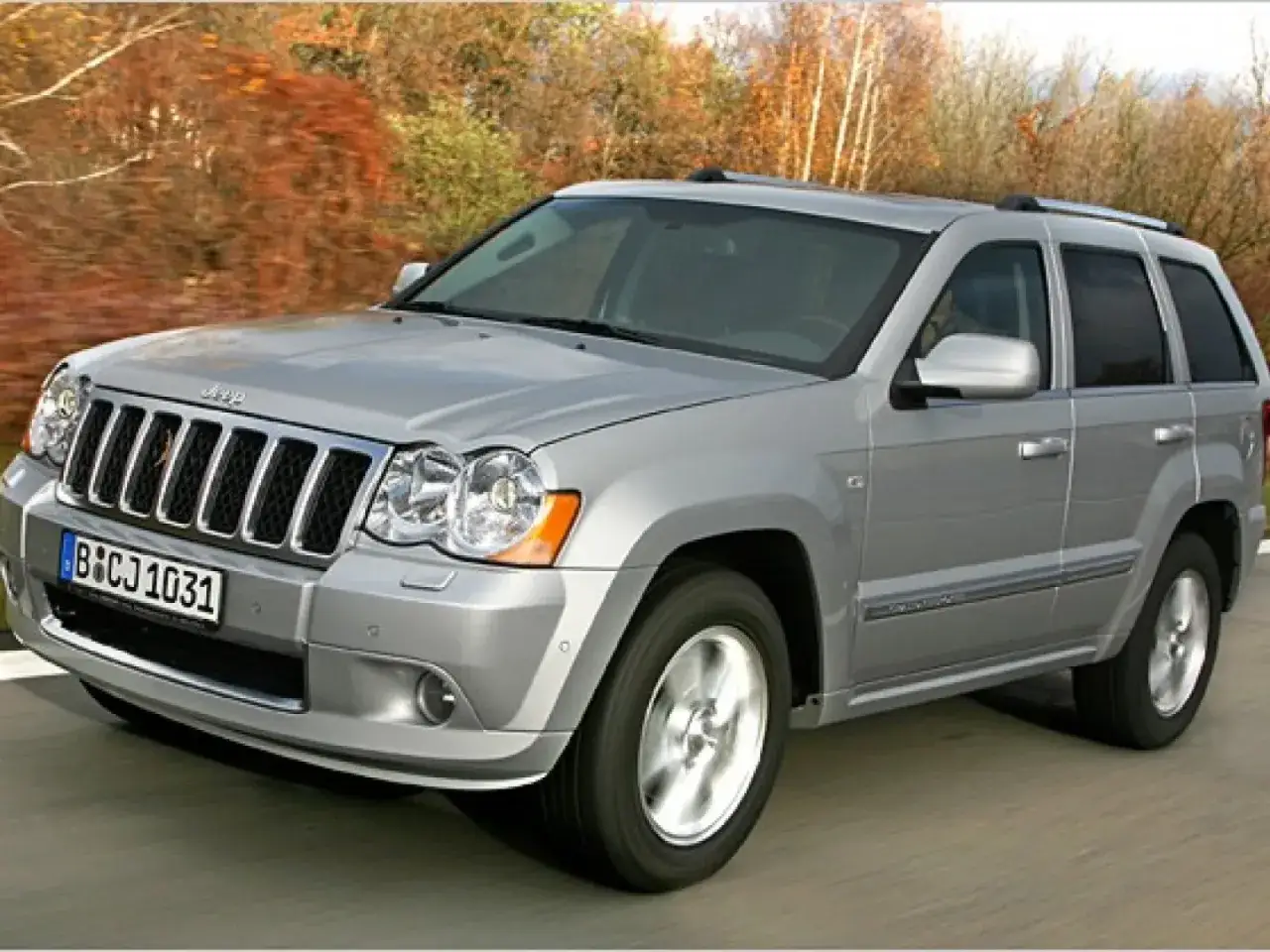 Silberner Jeep Grand Cherokee 3.0 CRD 250 PS auf der Stra&szlig;e. Bekannt f&uuml;r seine Leistung, aber auch f&uuml;r m&ouml;gliche Probleme.