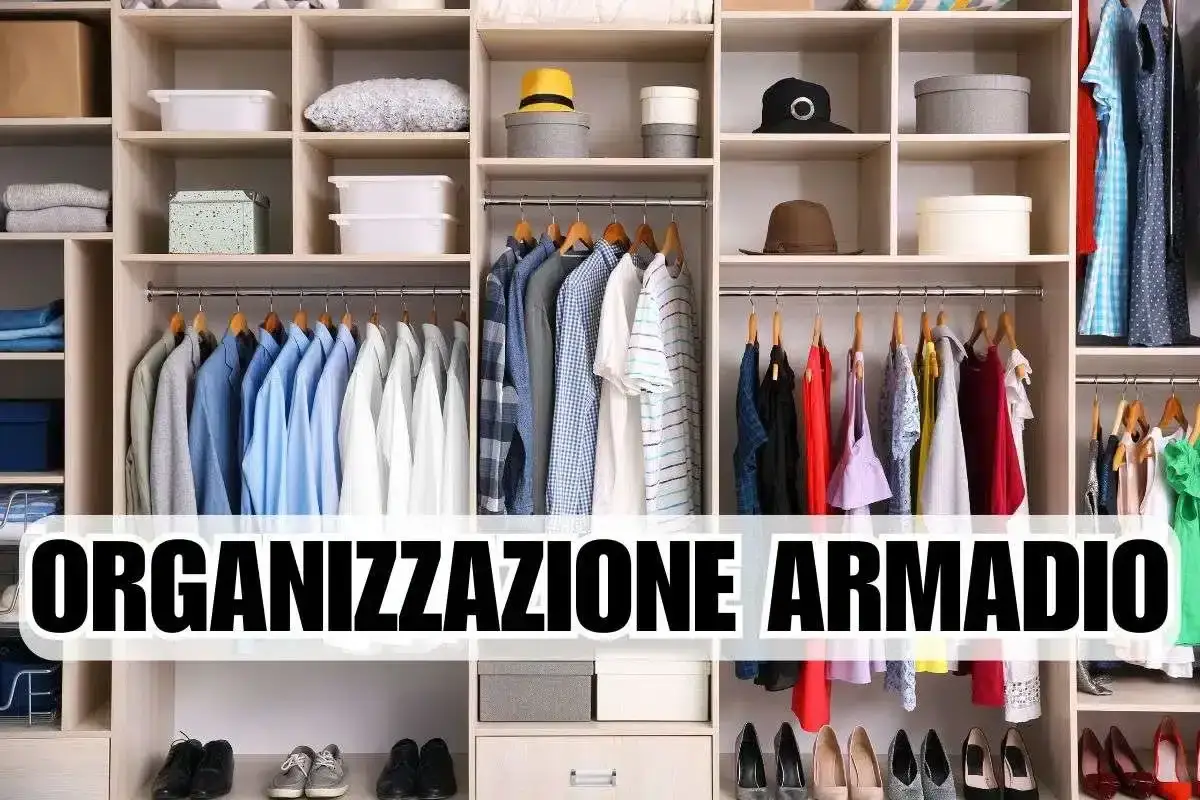 Organizzare armadio senza cassetti: camicie appese, cappelli e scatole ordinati.