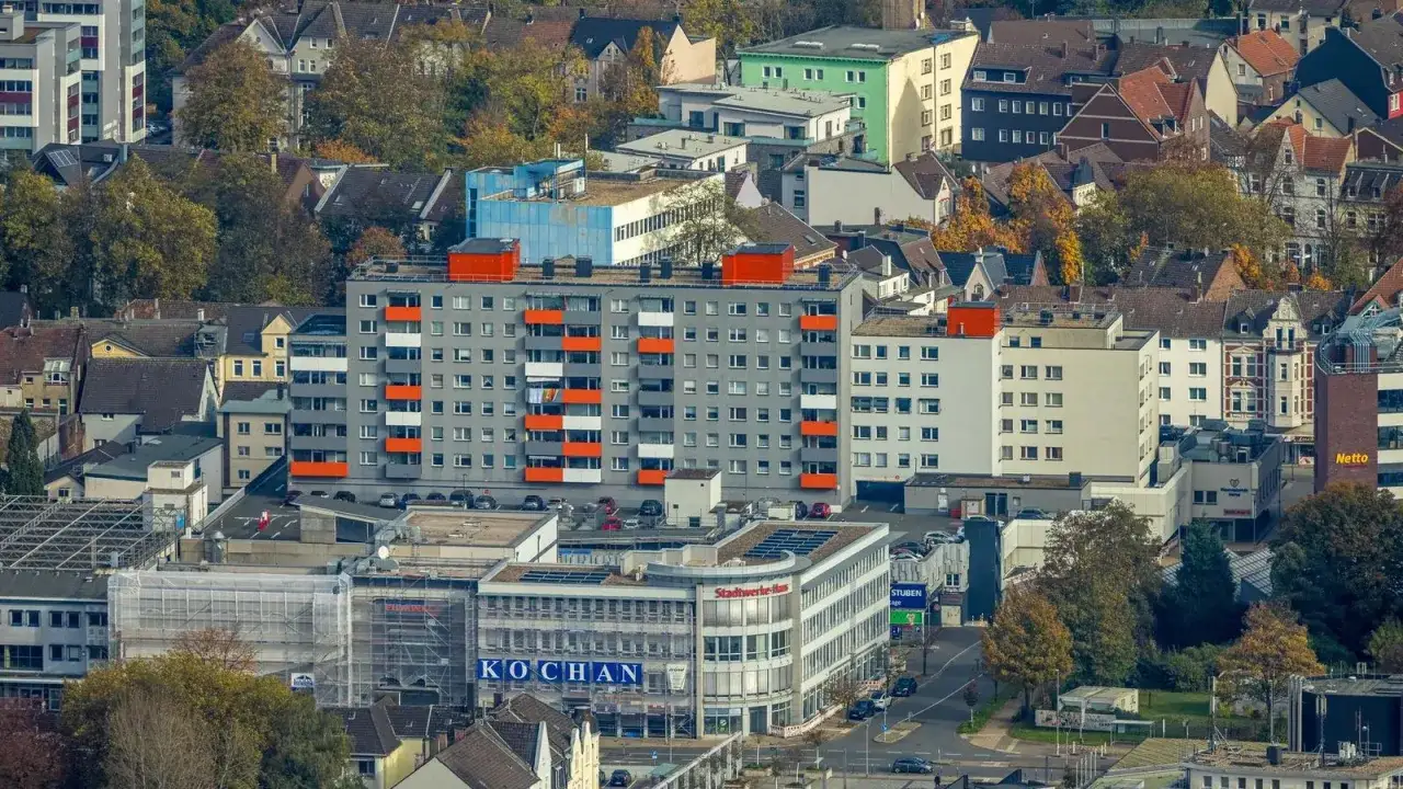 Blick &uuml;ber Herne mit Wohnbl&ouml;cken und Gesch&auml;ften. Der Mietspiegel Herne k&ouml;nnte hier eine Rolle spielen.