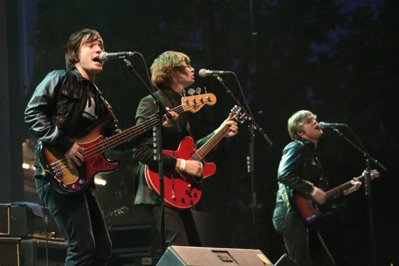 Bandmedlemmar spelar gitarr och sjunger på en scen under en mando diao konsert.