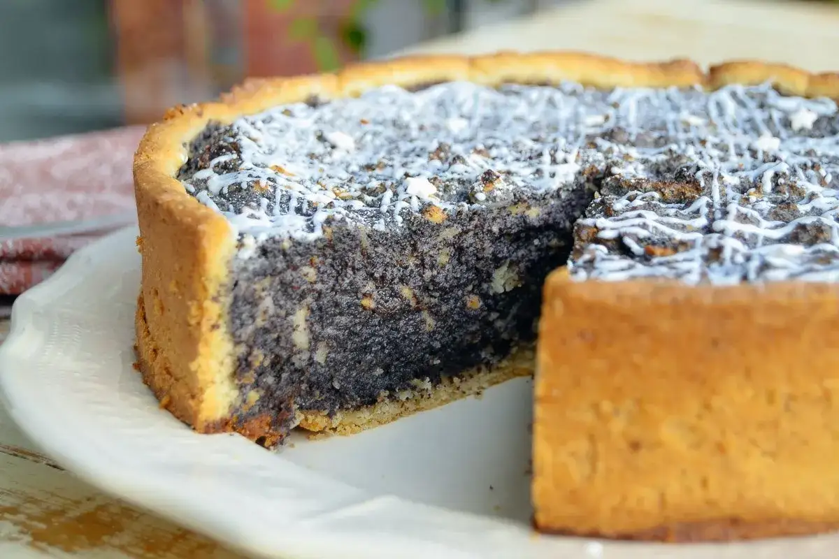 Saftiger Mohnkuchen mit Zuckerguss, ein köstliches Rezept für jeden Anlass.