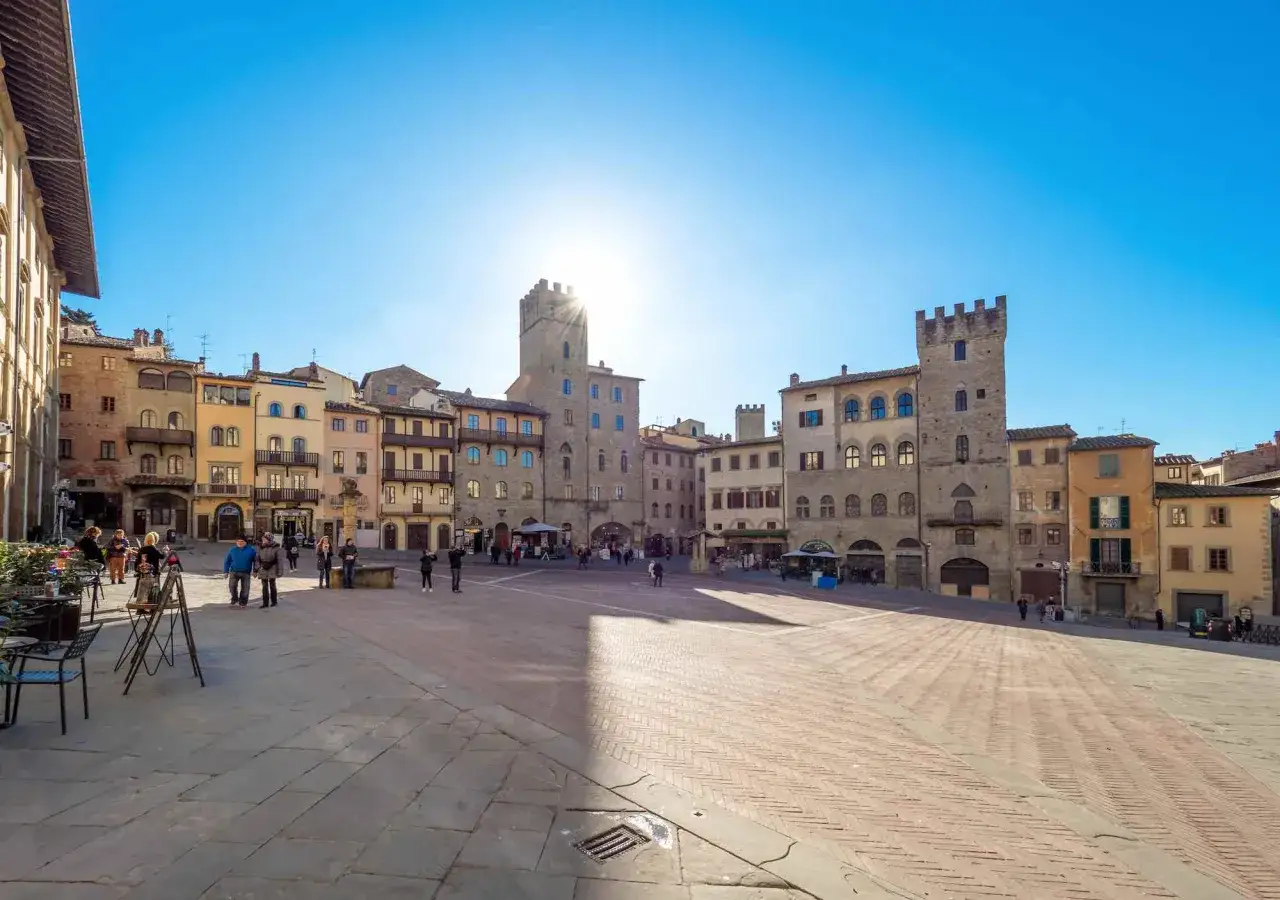 Piazza Grande ad Arezzo, con i suoi palazzi storici e torri, offre tante cose da fare. Ideale per una passeggiata al sole.