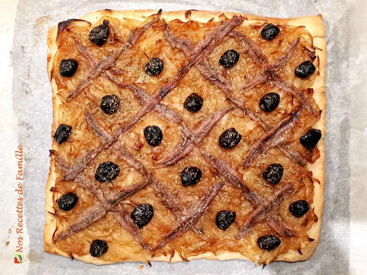 Pissaladière sur pâte brisée ou feuilletée, garnie d'oignons confits, d'anchois et d'olives noires. Un délice provençal !
