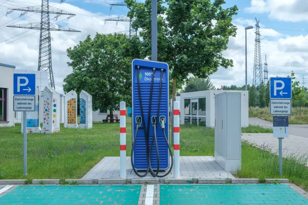 Stacja ładowania pojazd&oacute;w elektrycznych. Zastanawiasz się nad zasięgiem Fiata 500e? Tutaj naładujesz go do 100% ekologicznie.