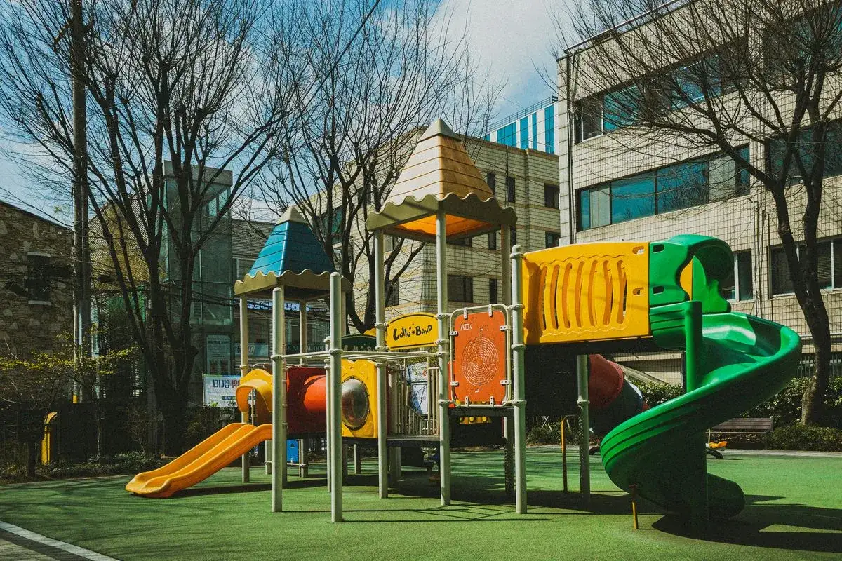 Kolorowy plac zabaw czeka na dzieci. Kiedy zostaną otwarte place zabaw dla dzieci, by znów rozbrzmiał śmiech?