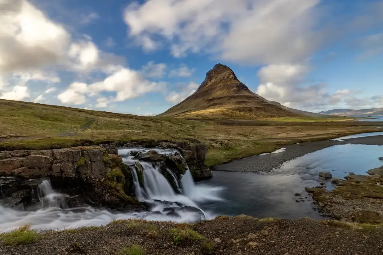 Wodospad i góra Kirkjufell na Islandii – jedne z najpiękniejszych zdjęć na świecie.