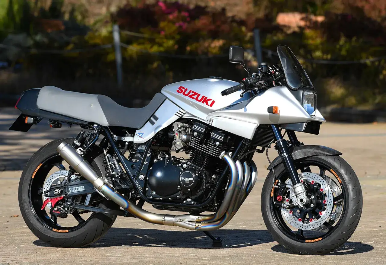Suzuki Katana 1100 plateada, un clásico deportivo con líneas aerodinámicas y motor potente.