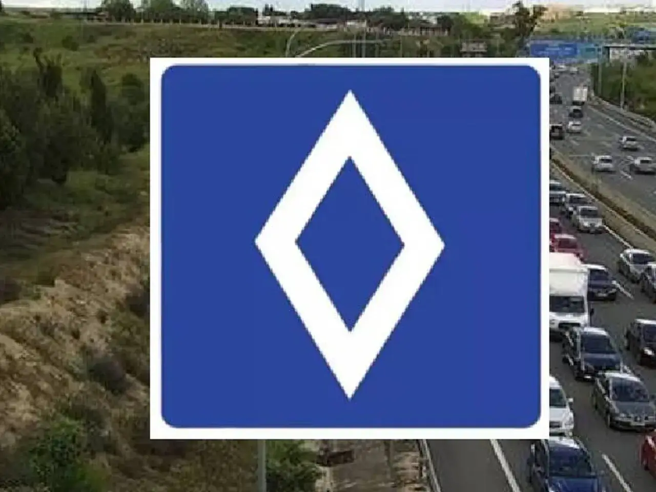 Se&ntilde;al azul con rombo blanco indica posible ruta alternativa o desv&iacute;o en la circulaci&oacute;n vao.