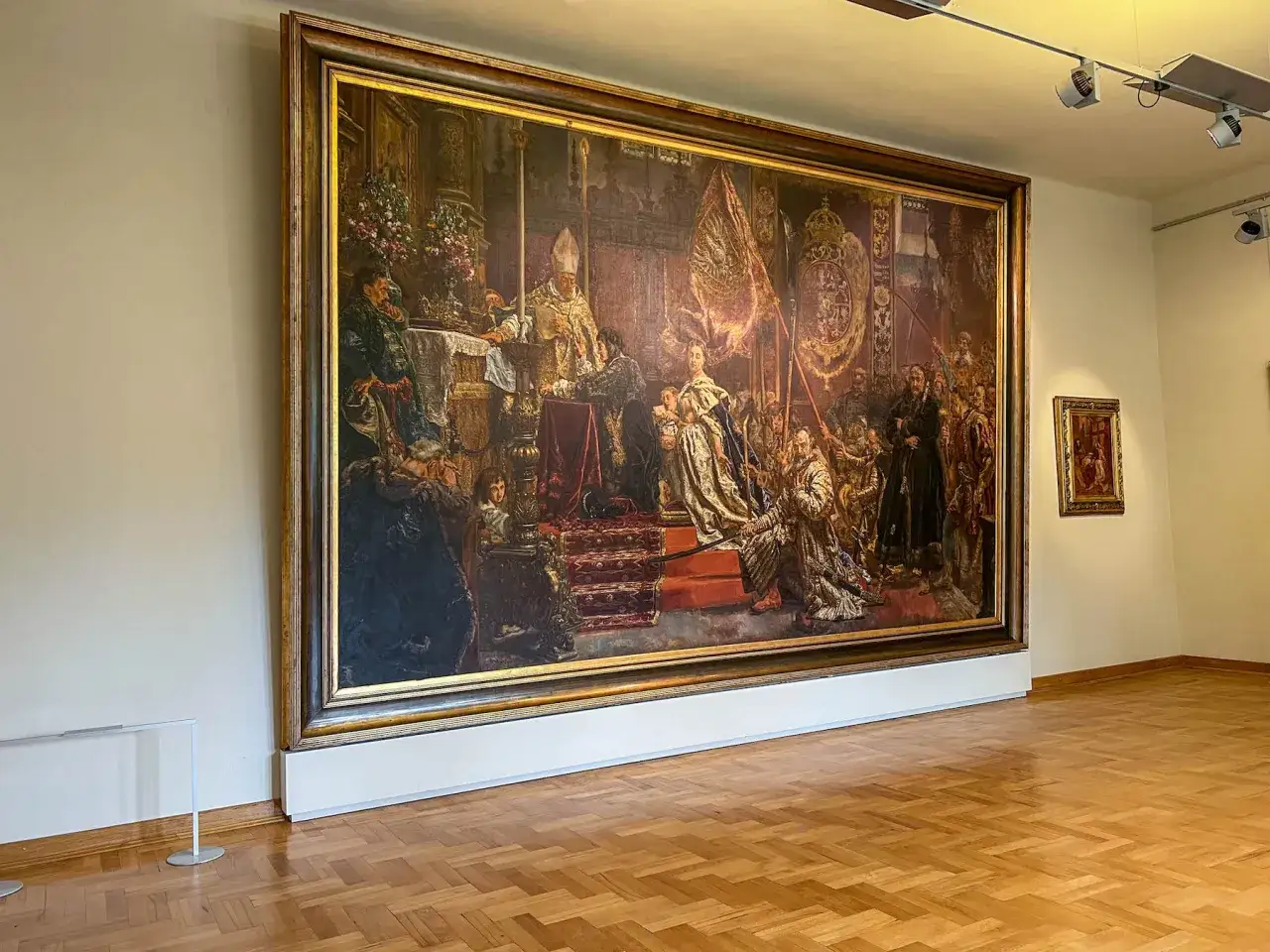 Wielki obraz historyczny w **National Museum Wroclaw** przedstawia koronację króla.