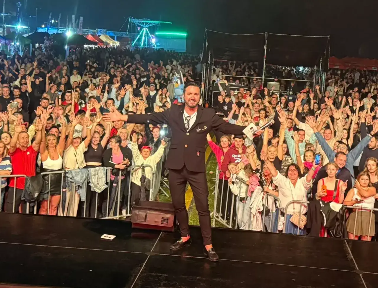 Artysta disco polo wita tłum fanów na koncercie. Już czuć atmosferę disco polo 2026!