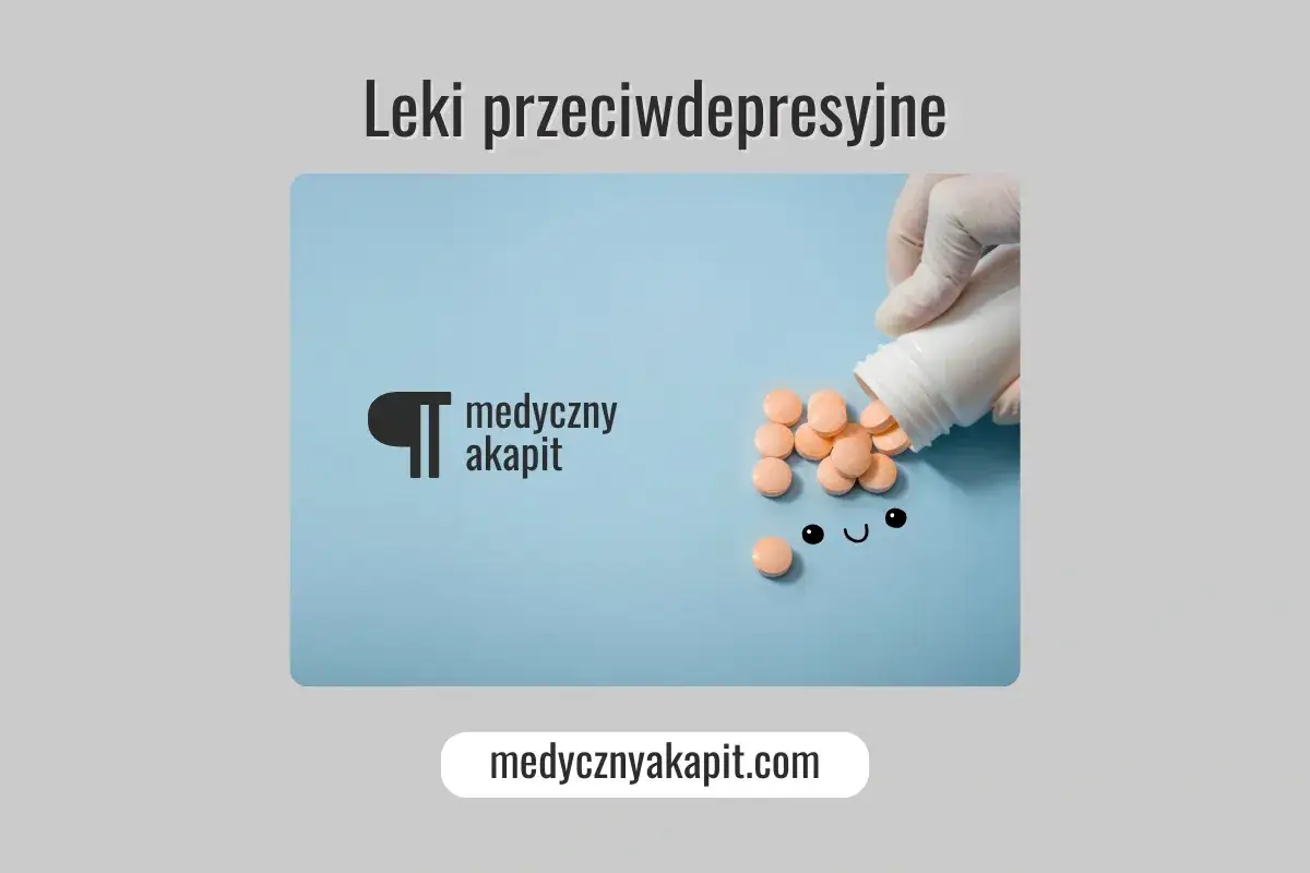 Lekarz przepisuje leki na depresję. Tabletki wylewają się z butelki, tworząc uśmiechniętą buźkę.