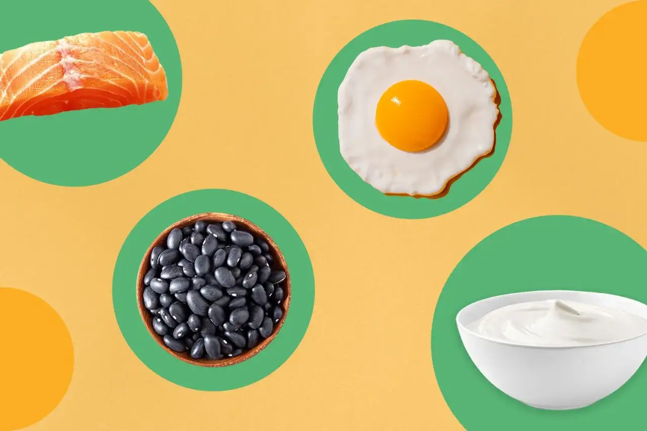 Laxfilé, svarta bönor, stekt ägg och yoghurt. Bra källor till långsamt protein för en mättande måltid.