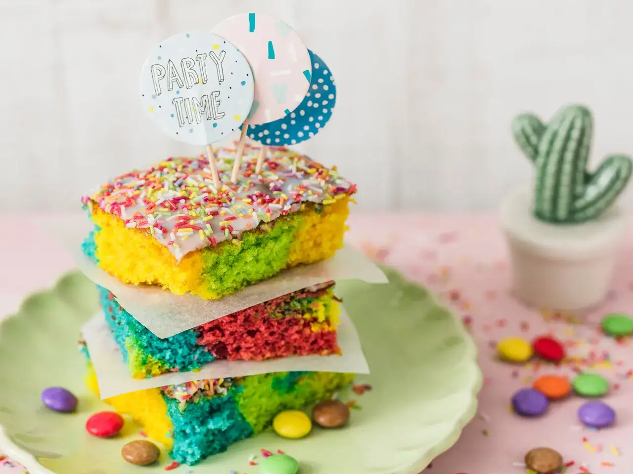 Bunter Papageienkuchen mit Streuseln und