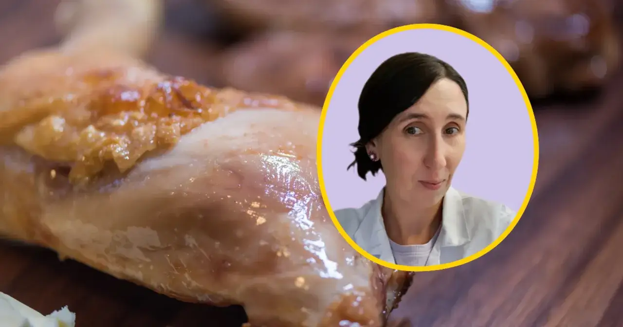 Kobieta w białej bluzce wyjaśnia, dieta karniwora co to jest, na tle pieczonego mięsa.
