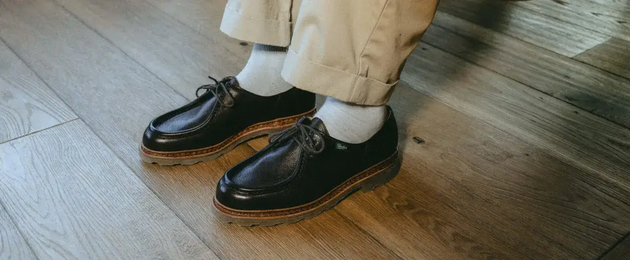 Paire de chaussures noires en cuir, lac&eacute;es, avec semelle &eacute;paisse. Parfaites pour un look d&eacute;contract&eacute; chic, quel chaussure avec un costume ? Ces mocassins sont une option.