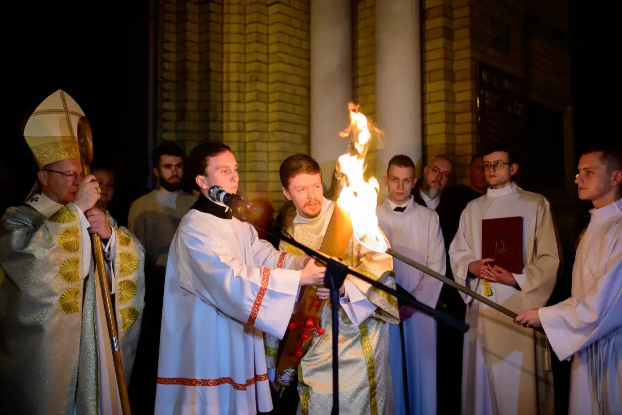 Uroczystość zapalenia Paschału. Trudno określić, ile trwa msza w Wielką Sobotę, ale ta chwila jest pełna nadziei.