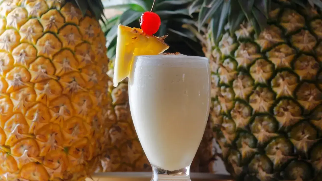 różne drinki z sokiem ananasowym