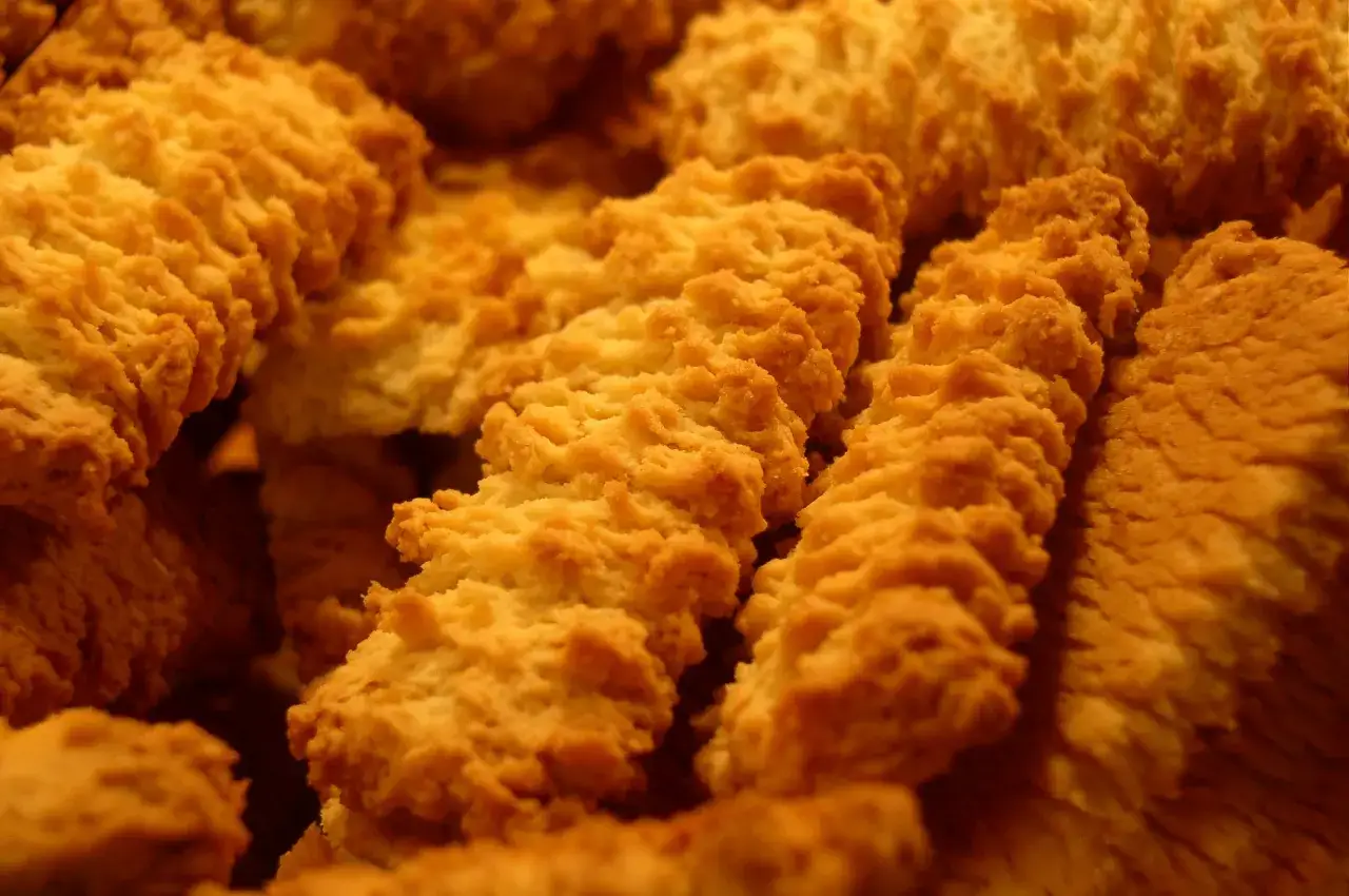 babcia piecze ciastka w kuchni, tradycyjne polskie ciastka domowe