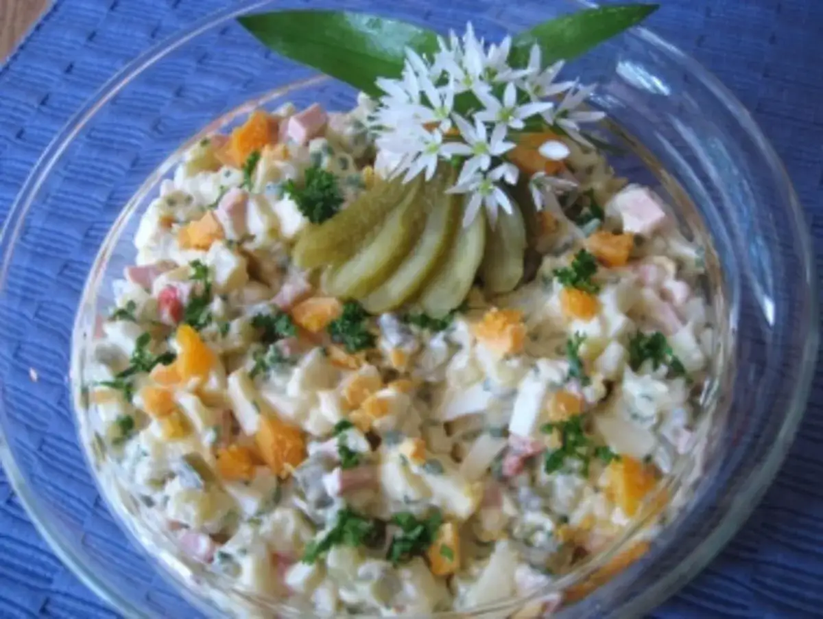 Ein bunter Kartoffelsalat mit Ei, Schinken und Gewürzgurken, garniert mit Bärlauchblüten. Perfekt für 7 Tassen Salat!