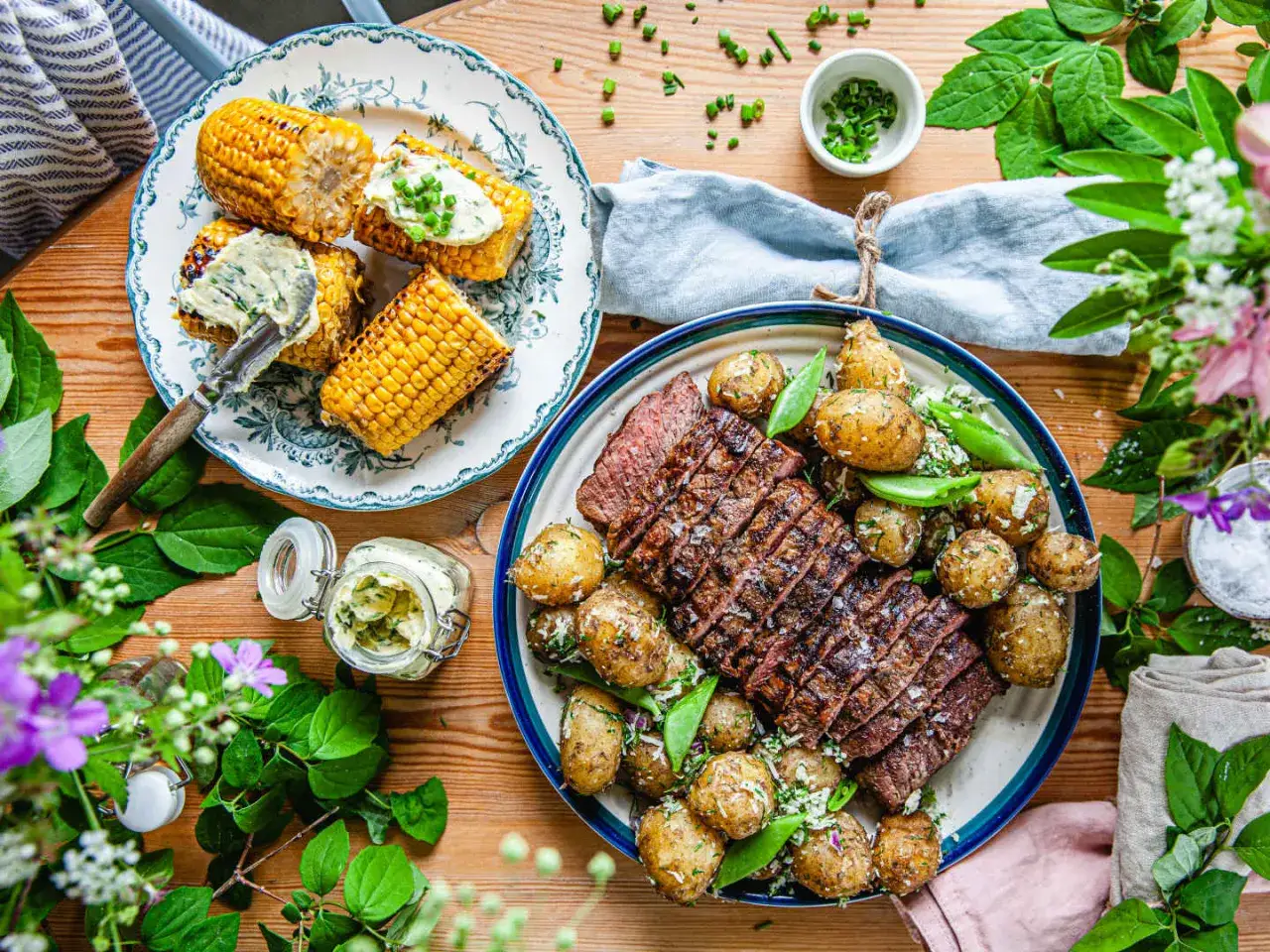 Perfekt grillad ryggbiff med klyftpotatis och majskolvar. En härlig sommarmåltid som passar utmärkt att grilla.