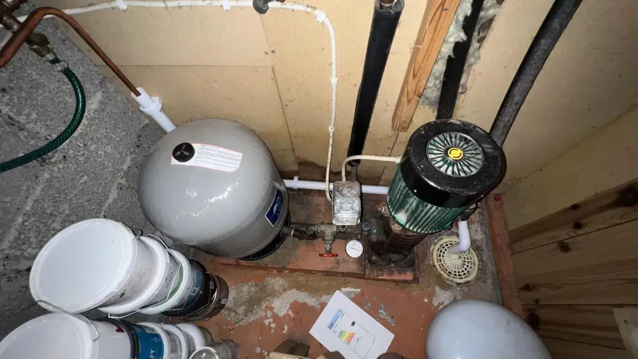 Vattenpump med hydropress, till och fr&aring;nslagstryck regleras av tryckstr&ouml;mbrytare och expansionsk&auml;rl.