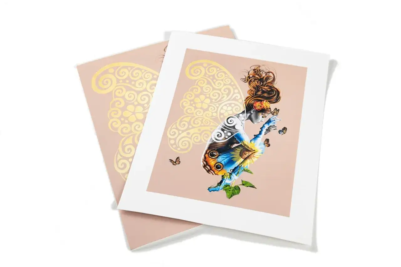 Giclee print z motywem kobiety z motylimi skrzydłami i kwiatami. Delikatne złote zdobienia na różowym tle.