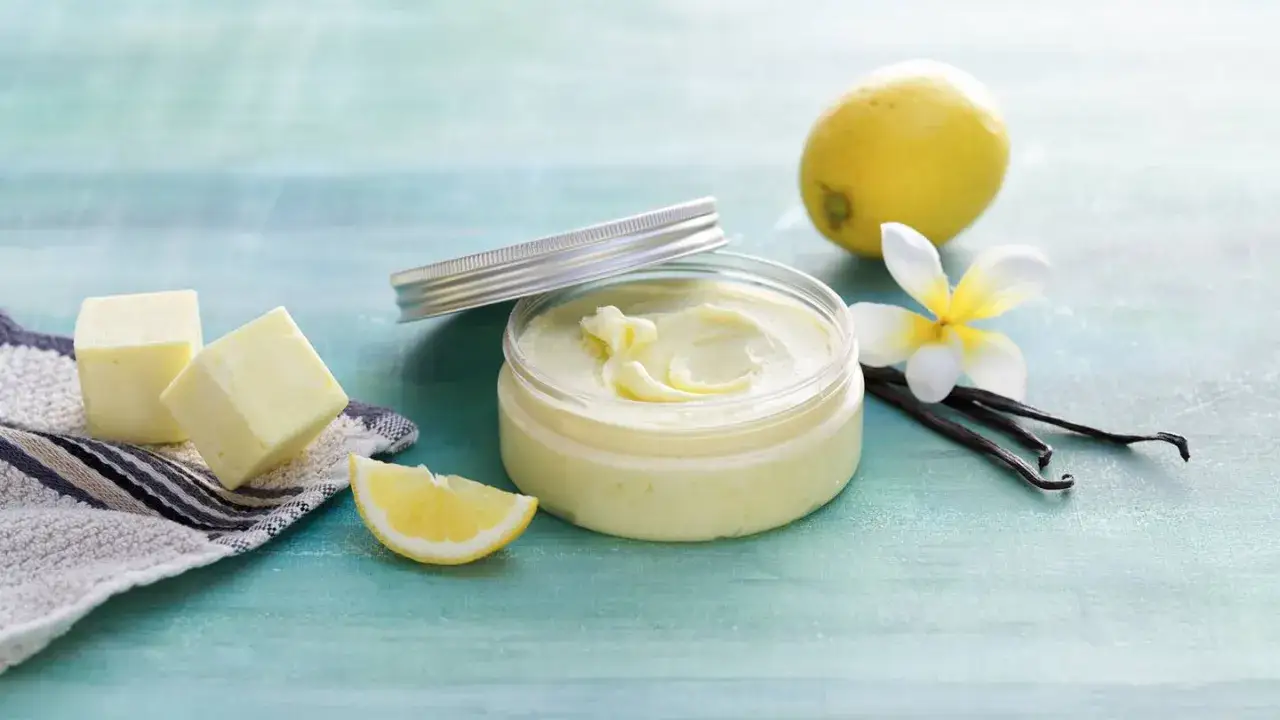 Zutaten f&uuml;r **Body Butter selber machen**: Zitrone, Vanille, Butter und eine Bl&uuml;te.